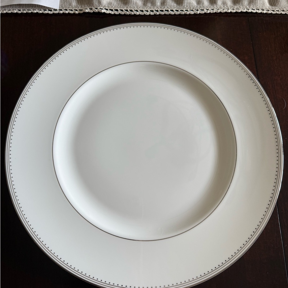 Vera Wang Wedgwood Grosgrain White Dinnerware Plates (8)